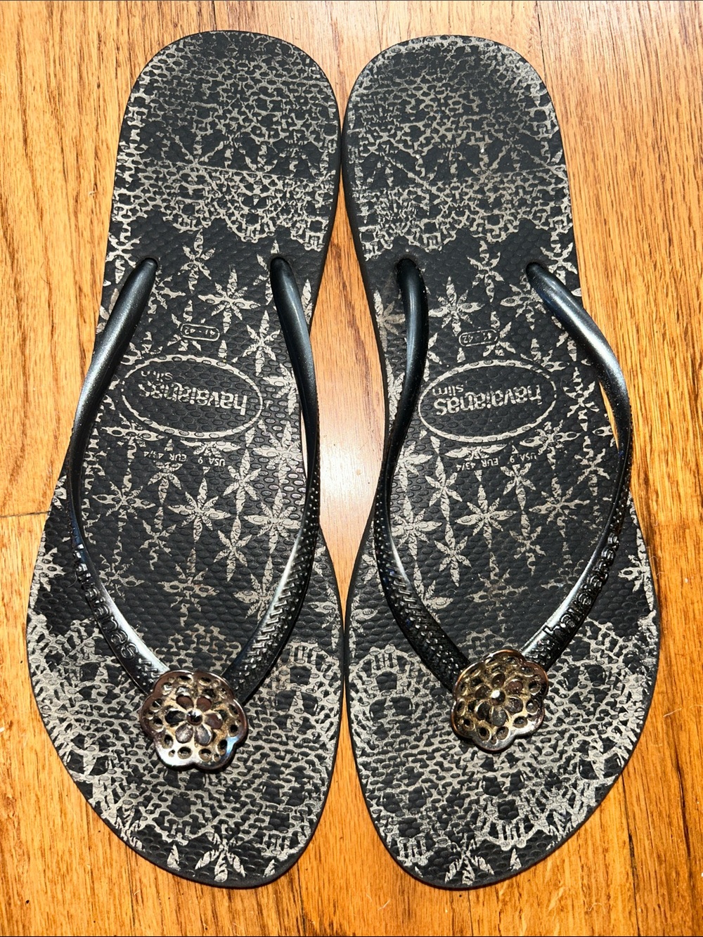 Havaianas Black Floral-Print Thong Flip Flops with Gold Medallion Charm size 9